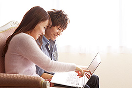 ネットで情報収集する夫婦