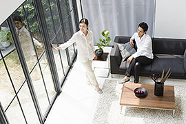 リビングでくつろぐ夫婦